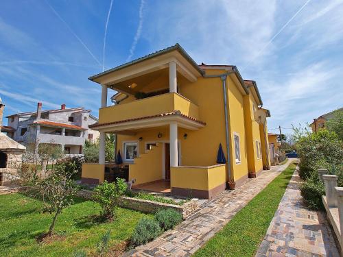  Apartments Yellow 114 in Fažana