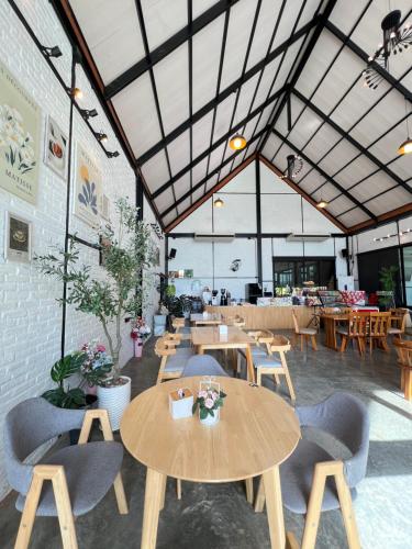 Restaurant, ธนาภา in Ban Hong
