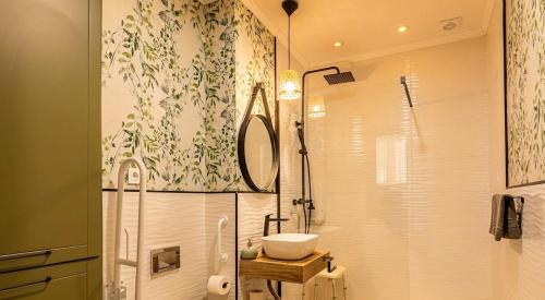 Modern 1 Bedroom Apt in Historic Center • Ground F 4