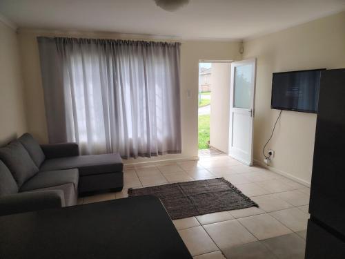 Charming and Cozy Townhouse in Gonubie in Quenera North
