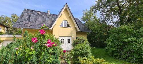 2 private rooms in a beautiful house, Private bathroom in Falkensee