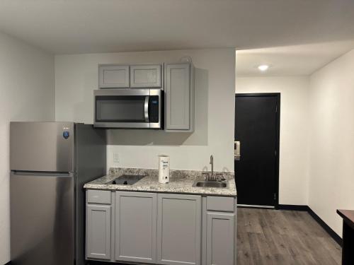 Kitchen, StayInn Grand Forks in Grand Forks (ND)