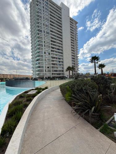 Hospédate con una vista de postal, en la comuna de Macul Este acogedor apartamento de1 Habitación 1 Baño con una laguna navegable