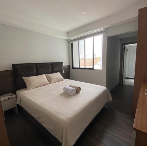 LuxeSuites-2 bedrooms, a short walk from Lostajibos, Equipetrol