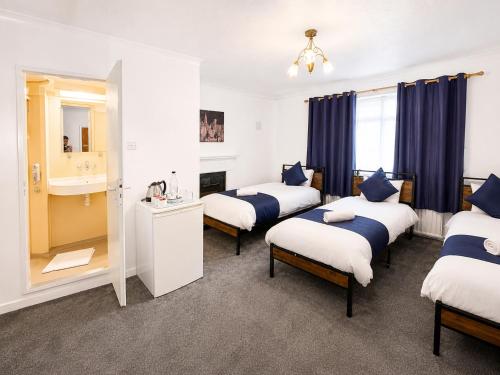 High Trees Guest House Gatwick Room Type - Superior Triple Room