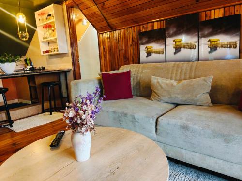 Rustic Cabin Loft in เอลดอเรต