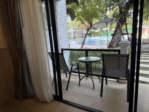 Garden, Pooh Beach Resort & Spa in Pattaya