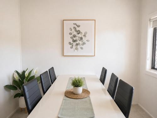 3BR Family Home BBQ, Trampoline, Firepit & Free Parking in Summer Hill