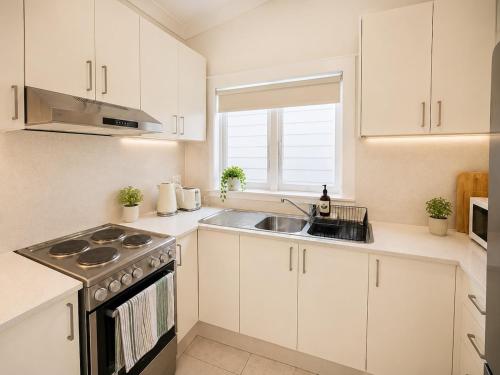 3BR Family Home BBQ, Trampoline, Firepit & Free Parking in Summer Hill