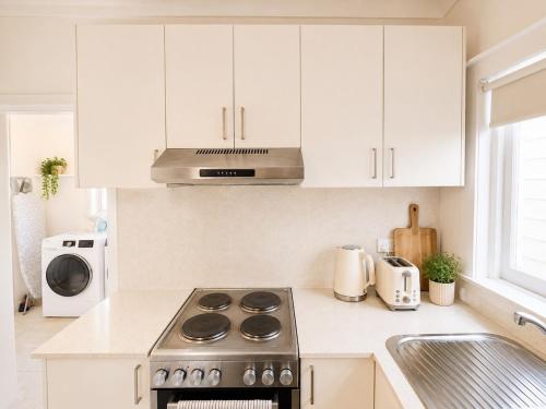 3BR Family Home BBQ, Trampoline, Firepit & Free Parking in Summer Hill