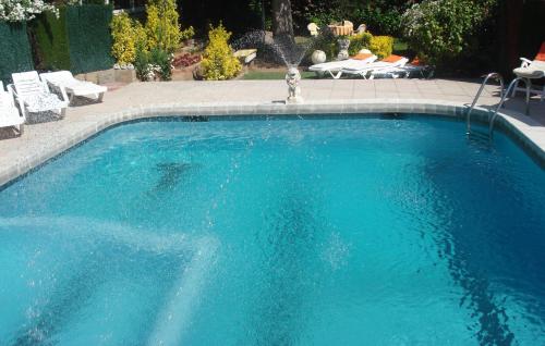 Four Bedroom House with Pool View