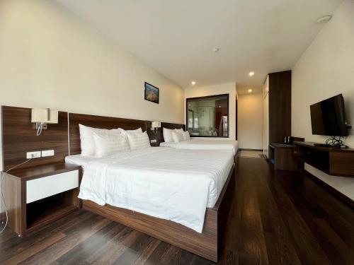 Paragon Noi Bai Hotel and Pool Room Type - Deluxe Family Room with Balcony