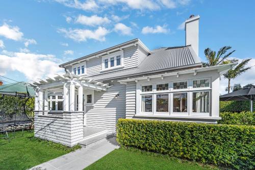 Sun-Filled Narrow Neck Retreat Spa Deck & Media - image 5