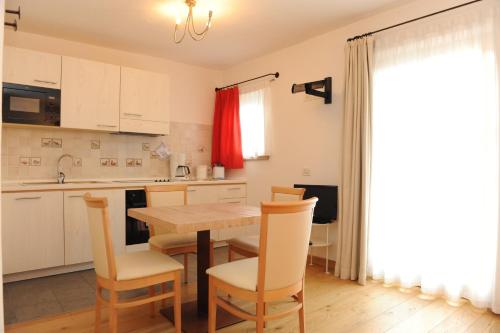 One-Bedroom Apartment image 9