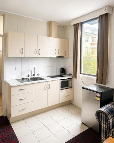 Kitchen, Pathfinder Motel in Kew