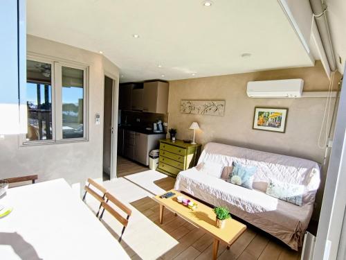 LES PETITES ONDINES appartement au pied de la plage avec vue mer