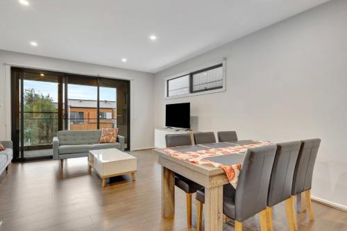 منزل  متر مربع من 3 غرفة و1 حمام خاص في Point Cook (Stylish 3-Bedroom Townhouse Near Shops & Parks) in Point Cook