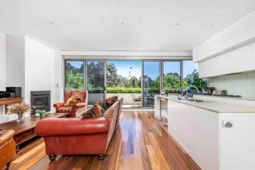 Bright & Spacious Penthouse by Parliament House in Forrest