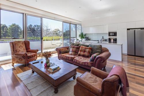Bright & Spacious Penthouse by Parliament House in Forrest