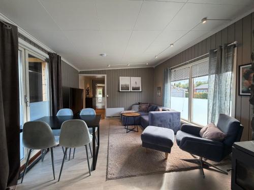 Main part of a detached house, 3 bedrooms, large parking area! in Lakselv