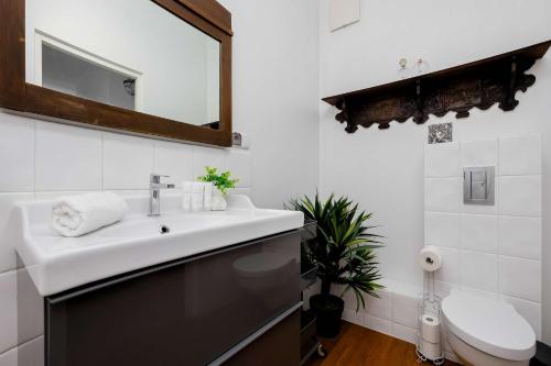 Wilanów Charming Apartment with Free Parking by Noclegi Renters - image 5