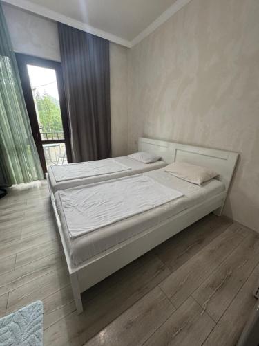 3 twin beds