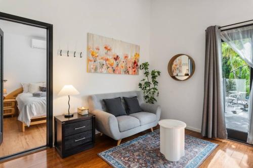 Leafy 1BR Retreat with Pool and Parking in Daisy Hill