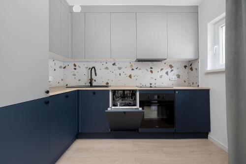 Family Apartment in the City Centre with 2 Bedrooms by Noclegi Renters - image 3