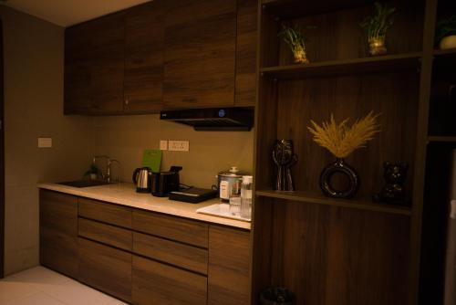 Iekārtas, Elegant luxe Studio with Aravali View in Badshahpur