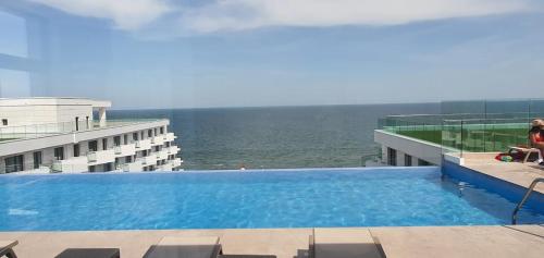 Infinity Pool Beach & Spa Resort Premium Apartment - Private Parking - image 4