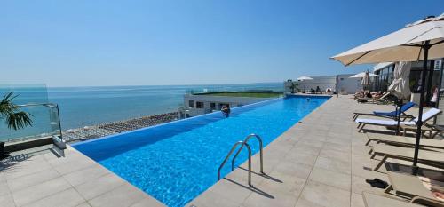 Infinity Pool Beach & Spa Resort Premium Apartment - Private Parking - image 3