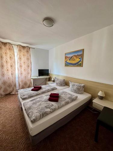 1 double bed, 1 twin bed