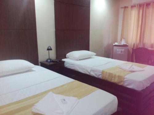 2 twin beds