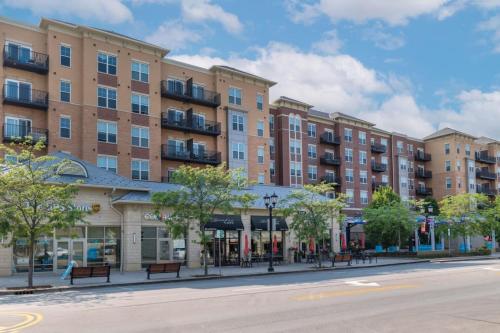 A környék, Downtown Elmhurst Luxury Apartments Near Metra & O'Hare with Pool, Gym, Parking & Theater in Elmhurst