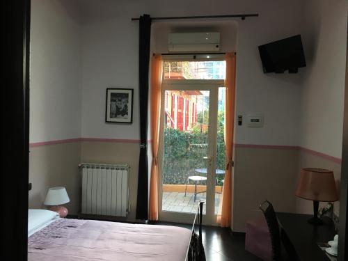 Double Room image 6