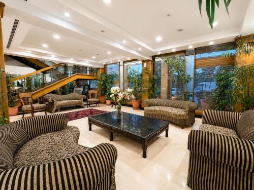 Lobby, Hotel Crown CP in Islamabad