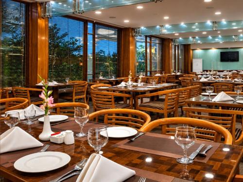 Restaurant, Hotel Crown CP in Islamabad