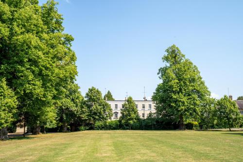 Regency apartment in central Montpellier sleeps 4 - Pass the Keys - image 3