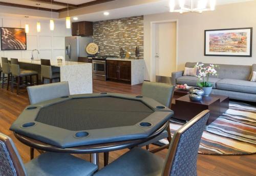 Szórakozási lehetőségek, Downtown Elmhurst Luxury Apartments Near Metra & O'Hare with Pool, Gym, Parking & Theater in Elmhurst