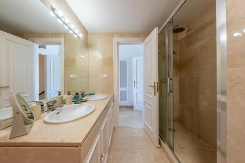 Stylish luxury apartment in Nueva Andalucia - image 3