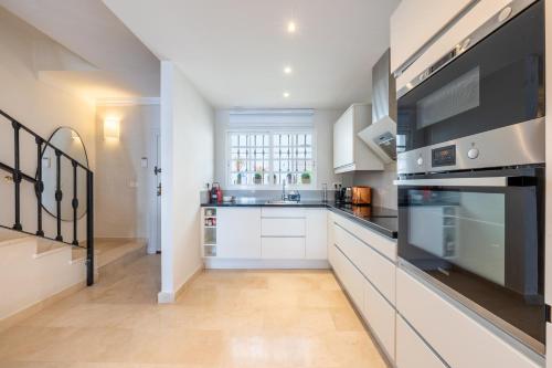 Stylish luxury apartment in Nueva Andalucia - image 5