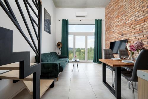 Jagatud salong / TV-ala, Sleep & Fly & Stay Airport Wrocław (Sleep & Fly & Stay Airport Wroclaw) in Zerniki
