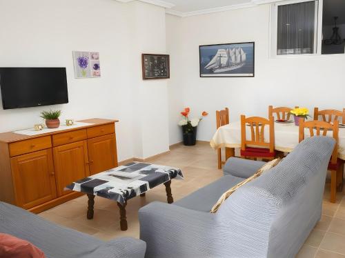 Apartamento en Conil de la Frontera ubicado en en una zona tranquila y muy bien situada para disfrutar del pueblo y de la playa sin necesidad de coche SOLO PARA FAMILIAS Y PAREJAS
