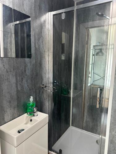 Single room, shower