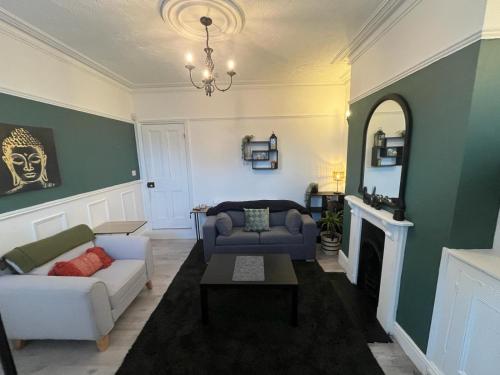 Sleeps up to 8 Free Parking Large Town House 3 Bed, 2 Bathrooms Private Locked Garden In-between Nottingham & Derby Contractor Friendly gîte à louer Ilkeston