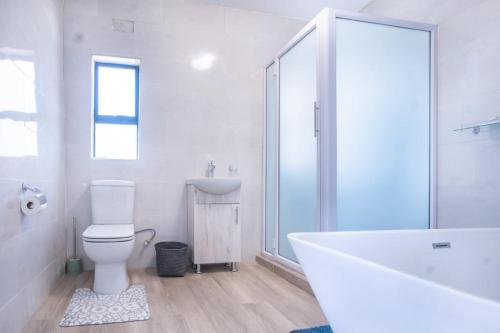 Tranquil 3-Bed Home Arlington Estate - image 2