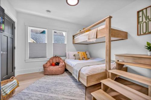 Modern Retreat wit Pickleball Sauna Hot Tub - image 4
