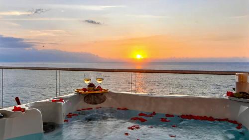 Panoramic Oceanview 4BR Penthouse with Private Hot Tub