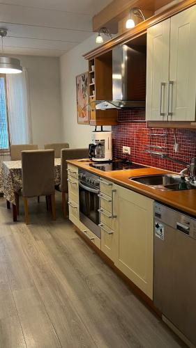 Konyha, Kemi Cozy Corner, a Stylish Two-Story Apartment - FREE PARKING & WiFi in Kemi