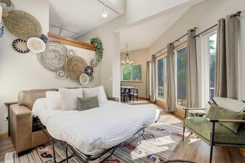 Broadmoor Retreat with Hot Tub and a Fire Pit - image 3